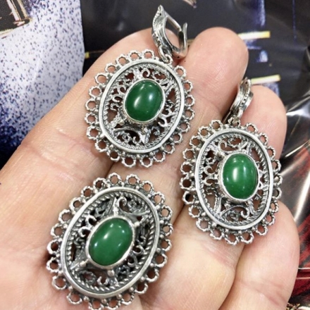 кольцо +с крупным зеленым камнем