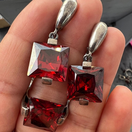 Серьги и  кольца с красным камнем