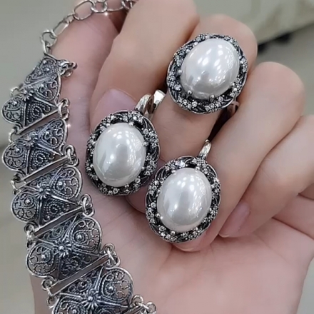 Серебряные серьги+ кольцо с зелеными камнями