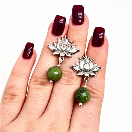 серебряные серьги длинные с камнем