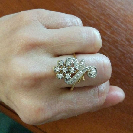 кольцо +в виде цветка +из золота