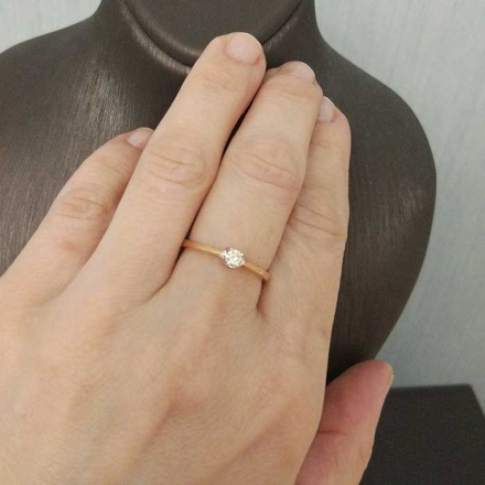 обручальное кольцо +с бриллиантом +на руке