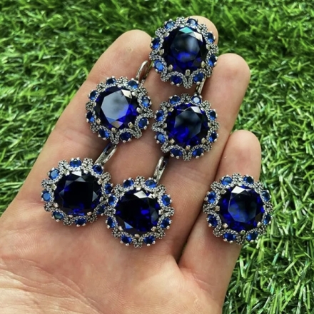 Комплект из серебра с сигими камнями