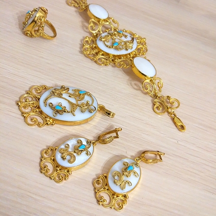 серьги с белыми камнями