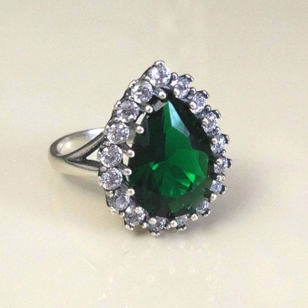 кольцо +с зеленым камнем