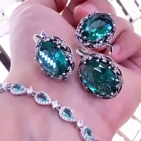 Серебряные серьги+ кольцо с зелеными камнями