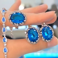 Серебряные серьги+ кольцо с зелеными камнями