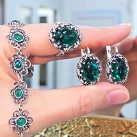 Серебряные серьги+ кольцо с зелеными камнями