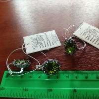 Серебряные серьги+ кольцо с зелеными камнями