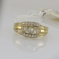 Кольцо из  золота с  бриллиантами
