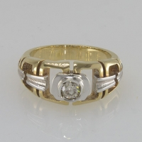 Кольцо из золота с  одним    бриллиантом