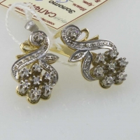 Золотые серьги  в виде цветка с  бриллиантами