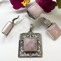 серебряные серьги +с розовым камнем