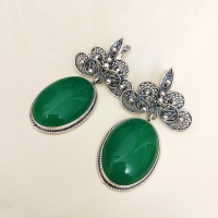 Серебряные серьги с зеленым камнем