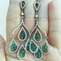 Серьги висячие с зеленым камнем