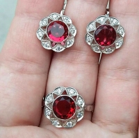 Серьги и кольцо с красным камнем