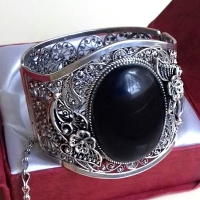 серебряный браслет +с черными камнями