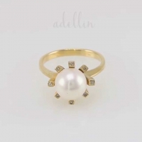 Кольцо из золота с  бриллиантами и жемчугом
