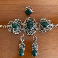 крупные серьги из серебра с натуральными камнями