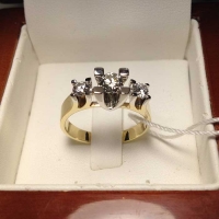Кольцо из золота с  крупными бриллиантами