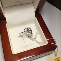 Кольцо из белого  золота с одним бриллиантом