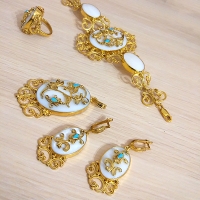 серьги с белыми камнями