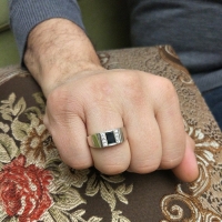 оникс черный кольцо на руке
