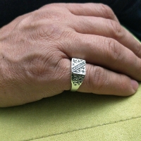 серебряные печатки мужские фото на руке