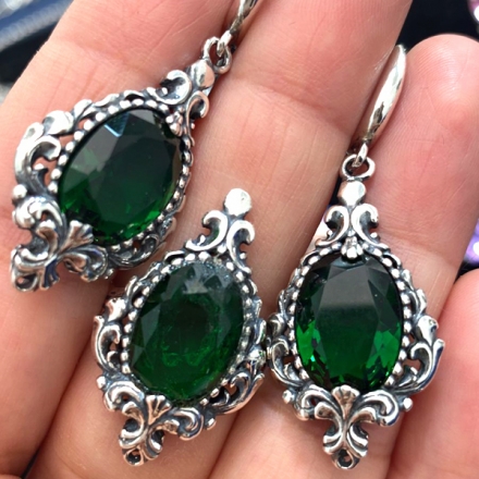 комплекты серебро +с зелеными камнями