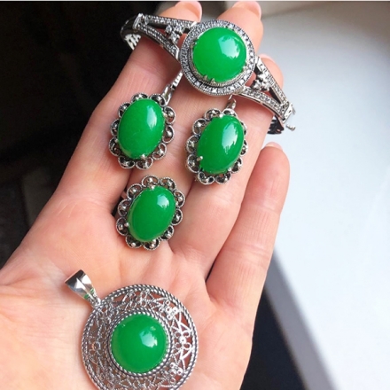 Купить такой  серебро +с зелеными камнями   можно в нашем интернет-  магазине   натуральных камней а  совсем недорого: 11000 руб!