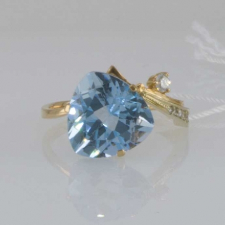 золотое кольцо  с голубым топазом