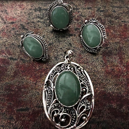серебряные +с зеленым камнем