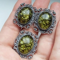 серебряные +с зеленым камнем