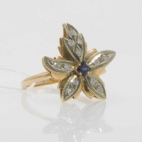 Золотое кольцо-цветок с бриллиантами