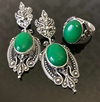 Серьги и кольцо  зеленым камнем в серебре
