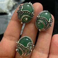 Сережки  с зеленым камнем