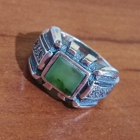 Кольцо мужское с зеленым камнем
