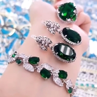 Cерьги + кольцо+ браслет с зелеными фианитами