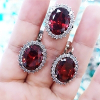 Серьги + кольцо с темно- красными камнями