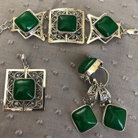 Комплект из серебра с зелеными камнями