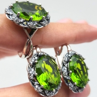 Серебряные серьги+ кольцо с зелеными камнями