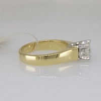 золотое кольцо с крупным бриллиантом