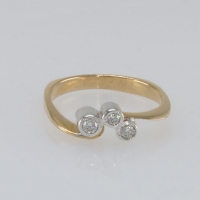 Кольцо из золота с тремя   бриллиантами
