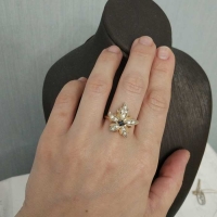 золотое кольцо цветок +с бриллиантами