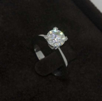 кольцо с крупным бриллиантом