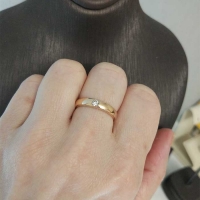 женское обручальное кольцо с бриллиантом