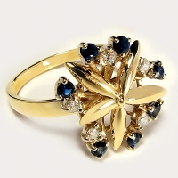Кольцо из золота с  бриллиантами и сапфирами