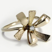 Кольцо золотое с  бриллиантом "Бантик"
